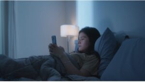 http://夜のスマホが、あなたの「老け」と「家事の遅れ」を加速させてるって知ってた？